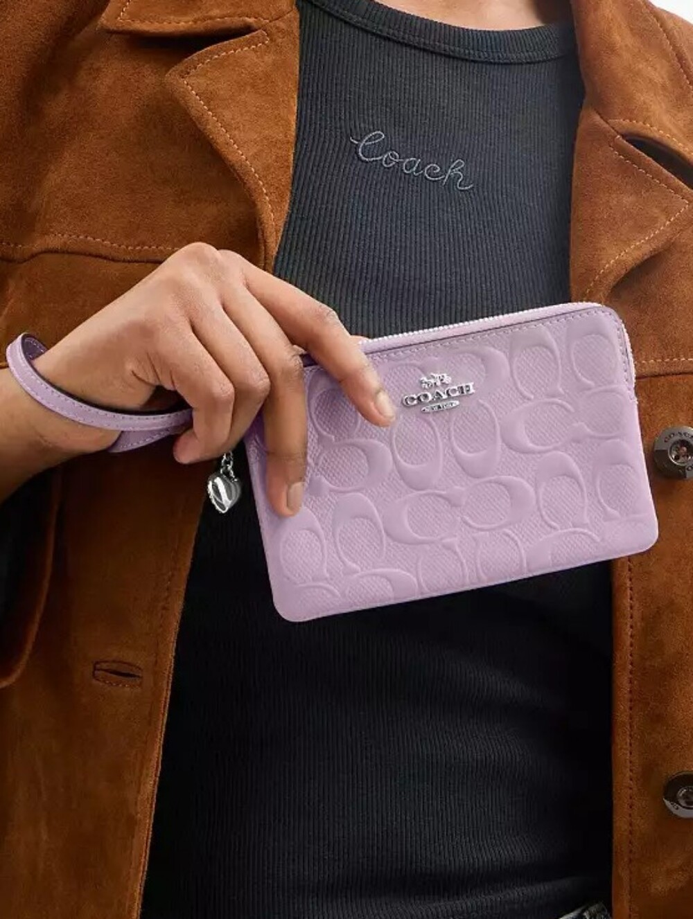 *NWT* COACH Corner Zip Wristlet
In Signature Leather With Heart Charm